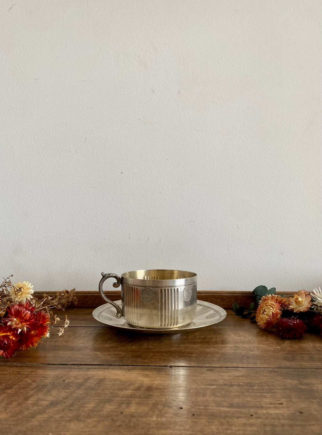 Tasse et soucoupe en métal argenté