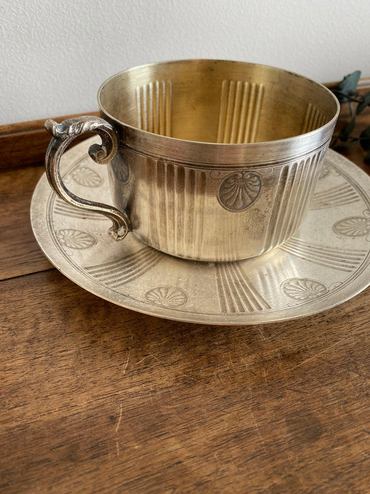 Tasse et soucoupe en métal argenté