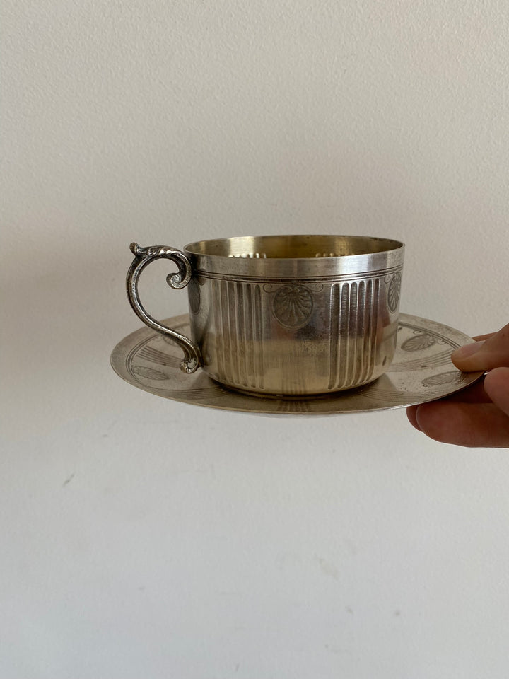 Tasse et soucoupe en métal argenté