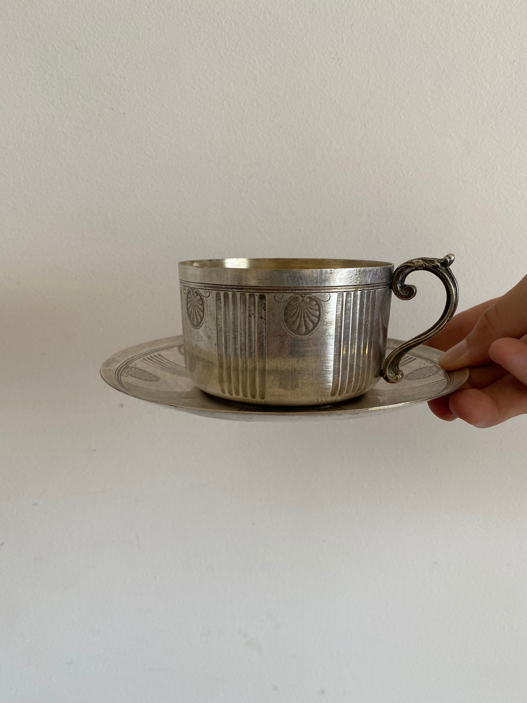 Tasse et soucoupe en métal argenté