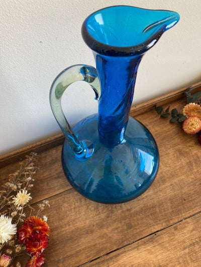 Cruche bleue en verre avec anse transparente