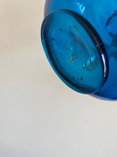 Cruche bleue en verre avec anse transparente
