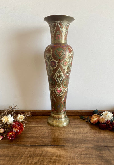 Vase en laiton motifs floraux peints style oriental
