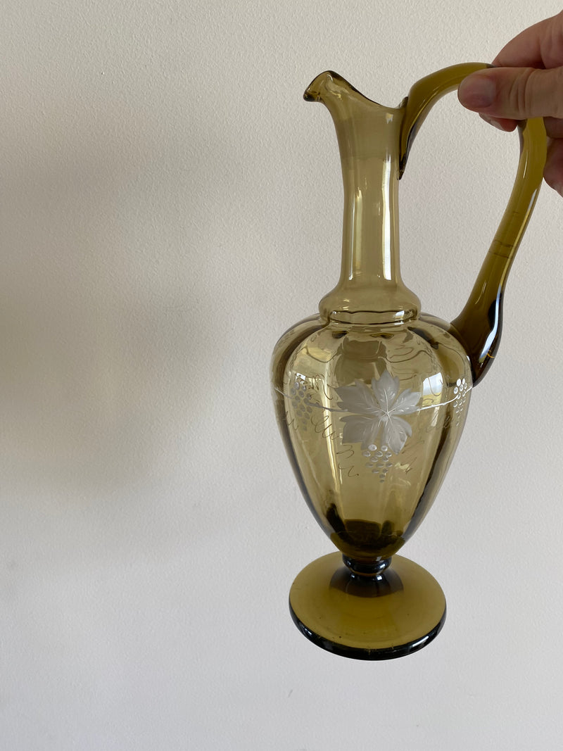 Carafe en verre fumé ornée de fleurs blanches