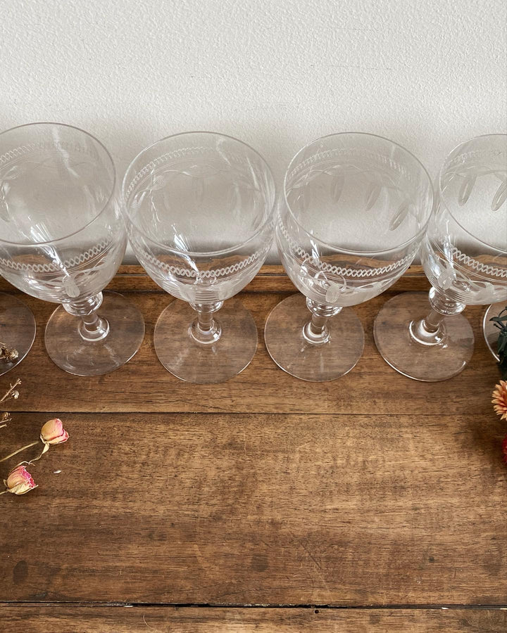 Verres à vin en cristal avec frises décoratives gravées