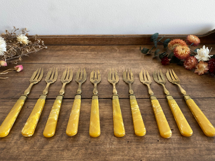 Fourchettes à dessert en bakélite jaune