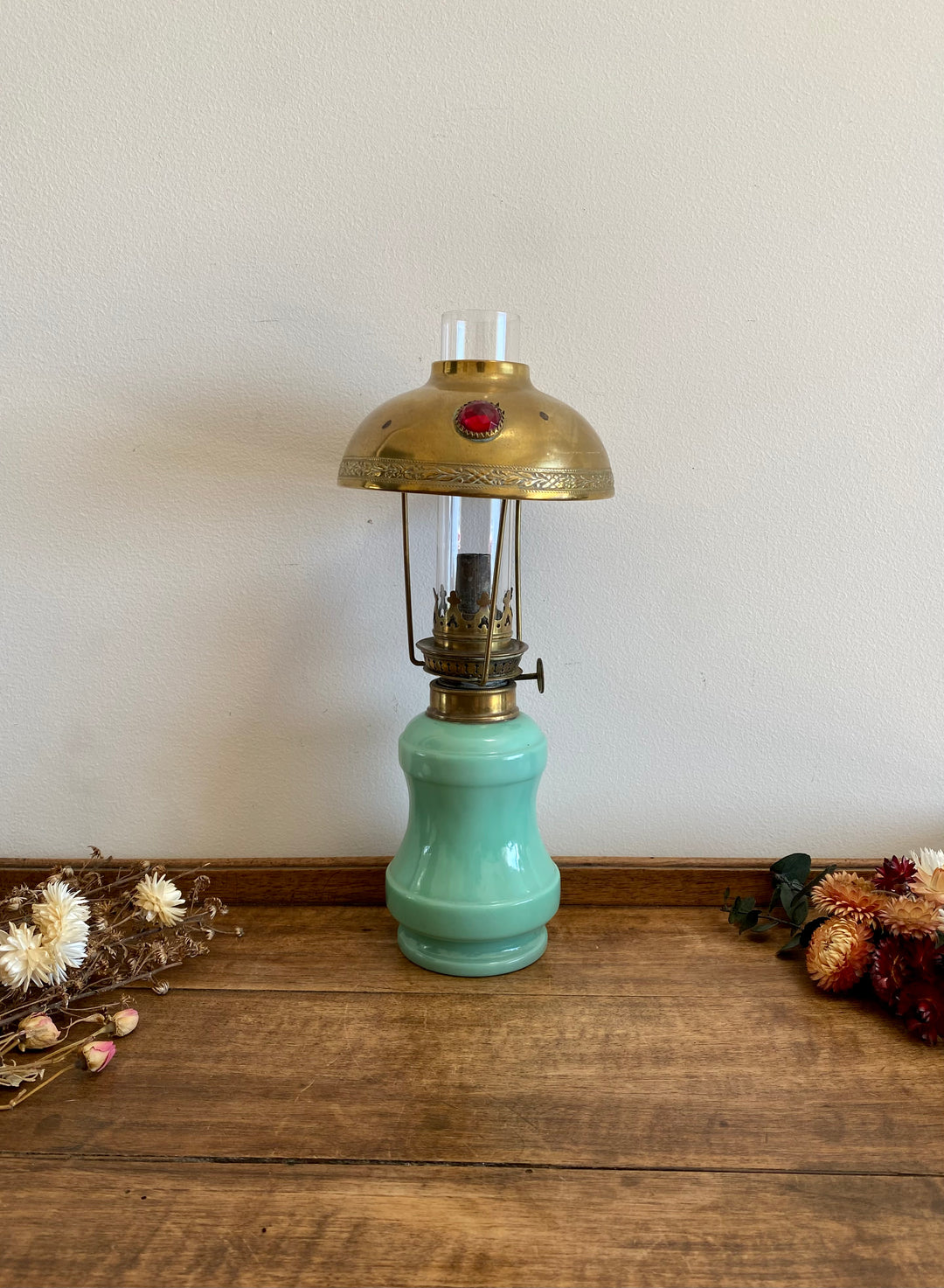 Lampe à pétrole en opaline bleue avec abat jour style parisienne