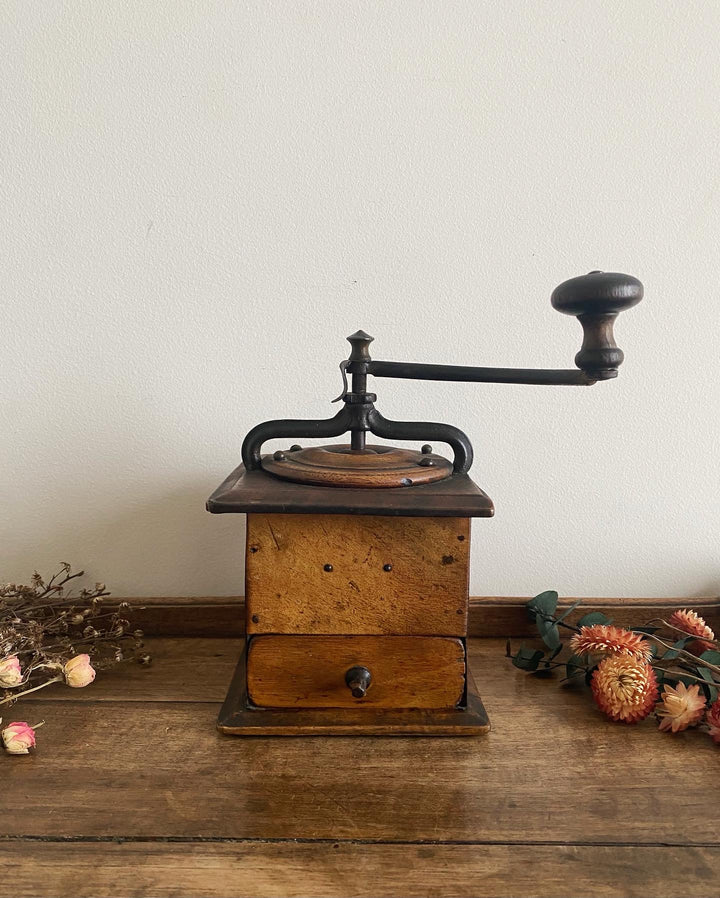 Moulin à café ancien avec calotte en bois plate