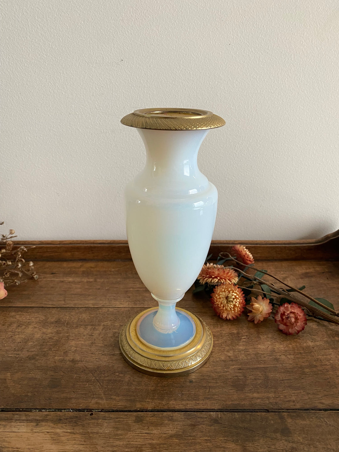 Vase en opaline blanche