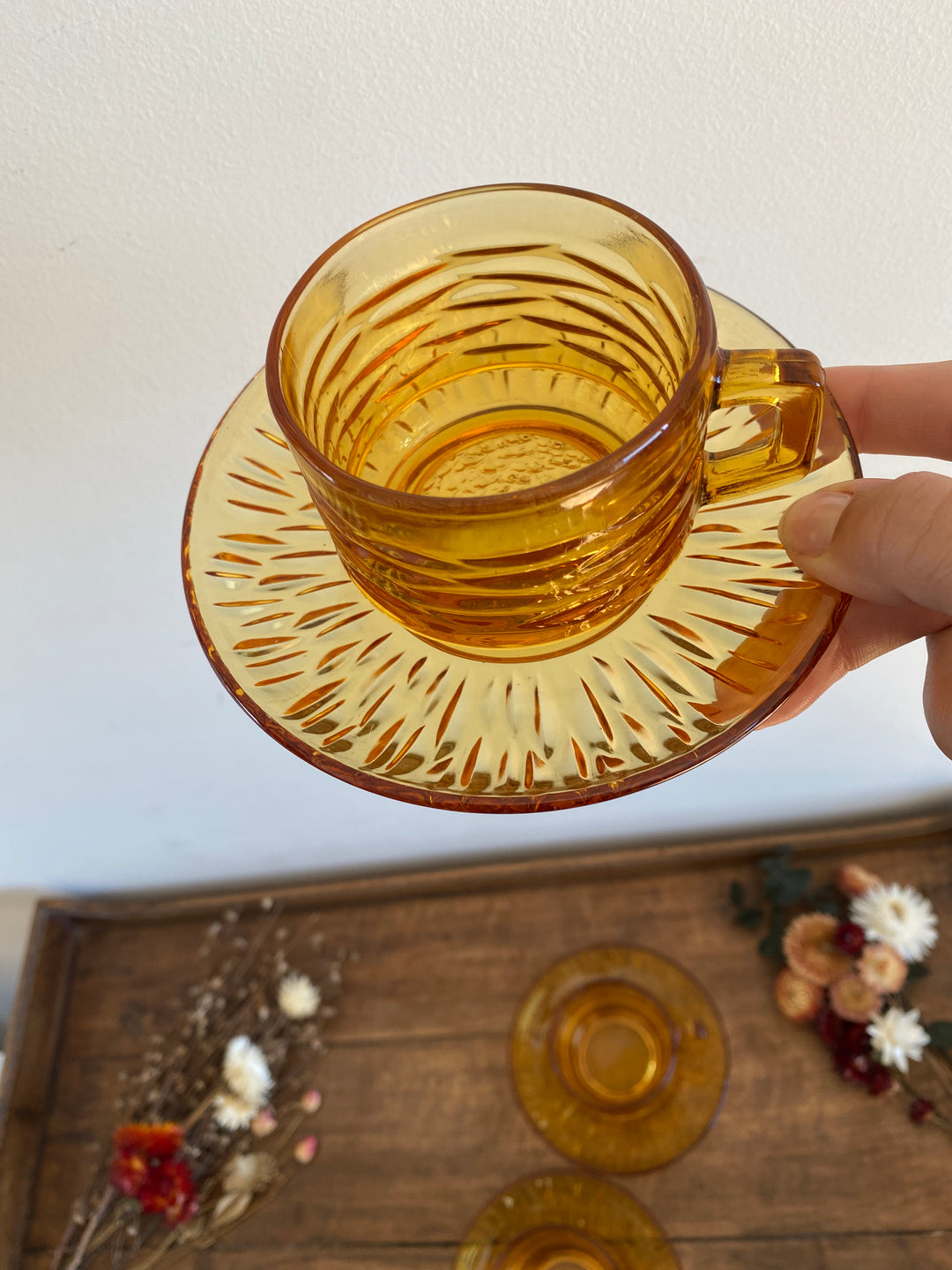 Tasses et soucoupes en verre ambré