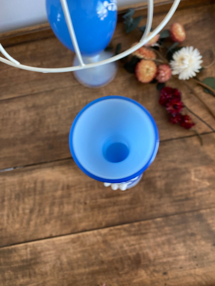 Ensemble en opaline bleue avec décoration en relief couleur blanche