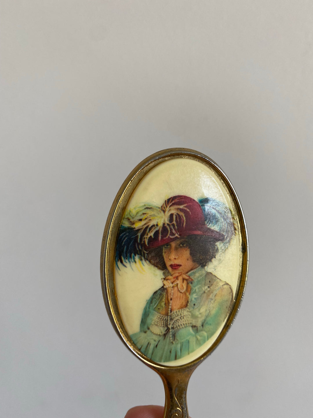 Miroir à main élégante dame et son chapeau