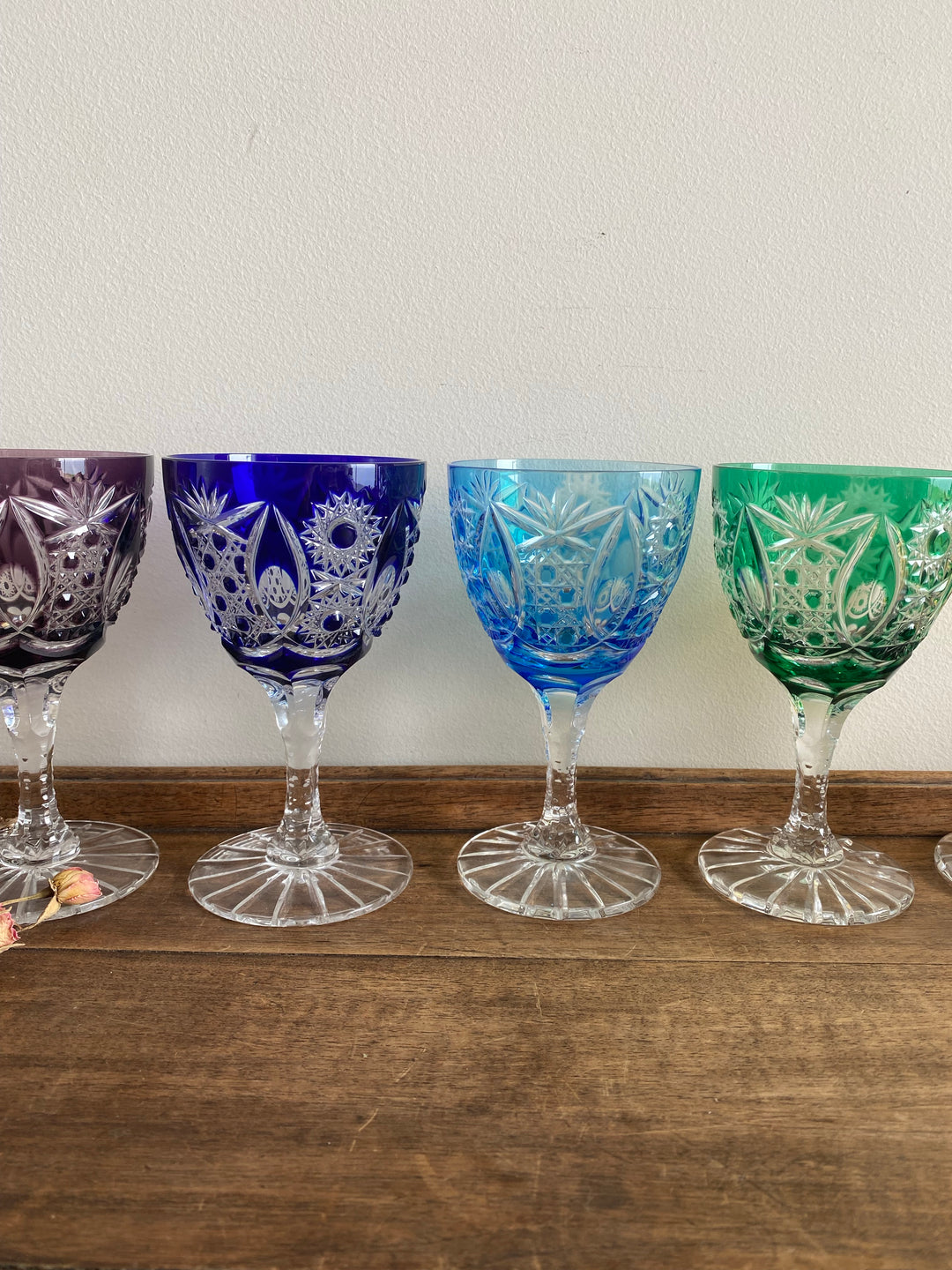 Verres sur pieds colorés en cristal