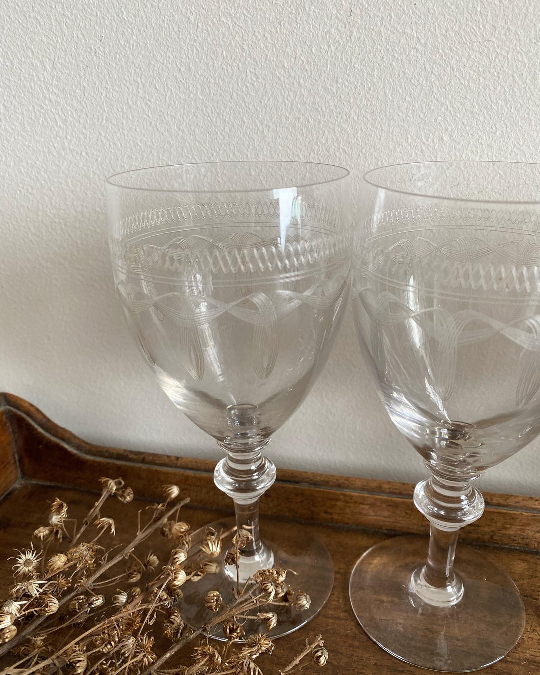 Verres à vin en cristal avec frises décoratives gravées