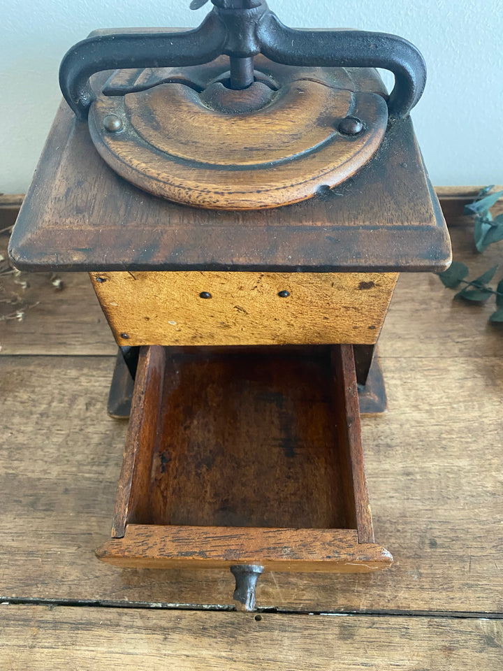 Moulin à café ancien avec calotte en bois plate