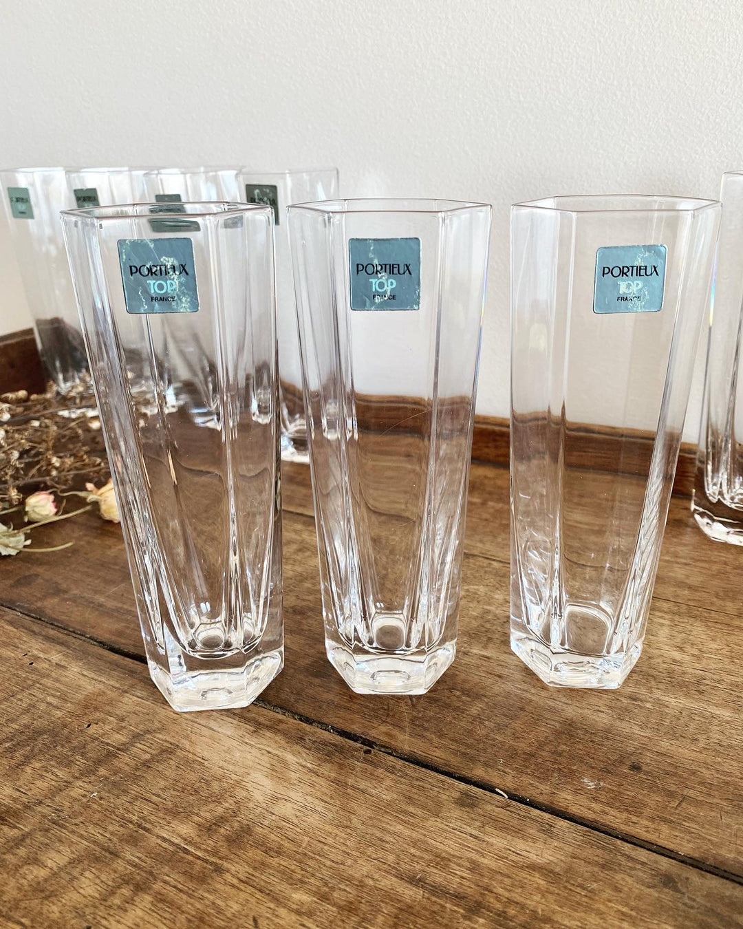 Verres en cristal à pans coupés et fonds massif