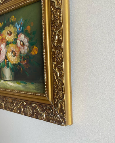 Peinture bouquet de fleurs dans cadre doré moulures baroques