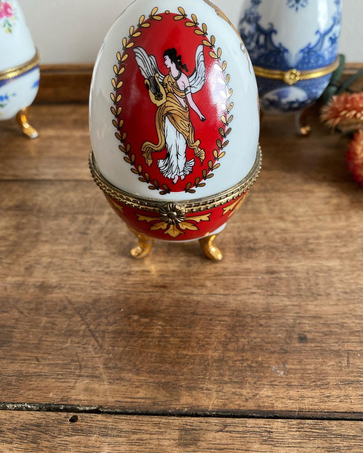 Oeufs en porcelaine style Fabergé