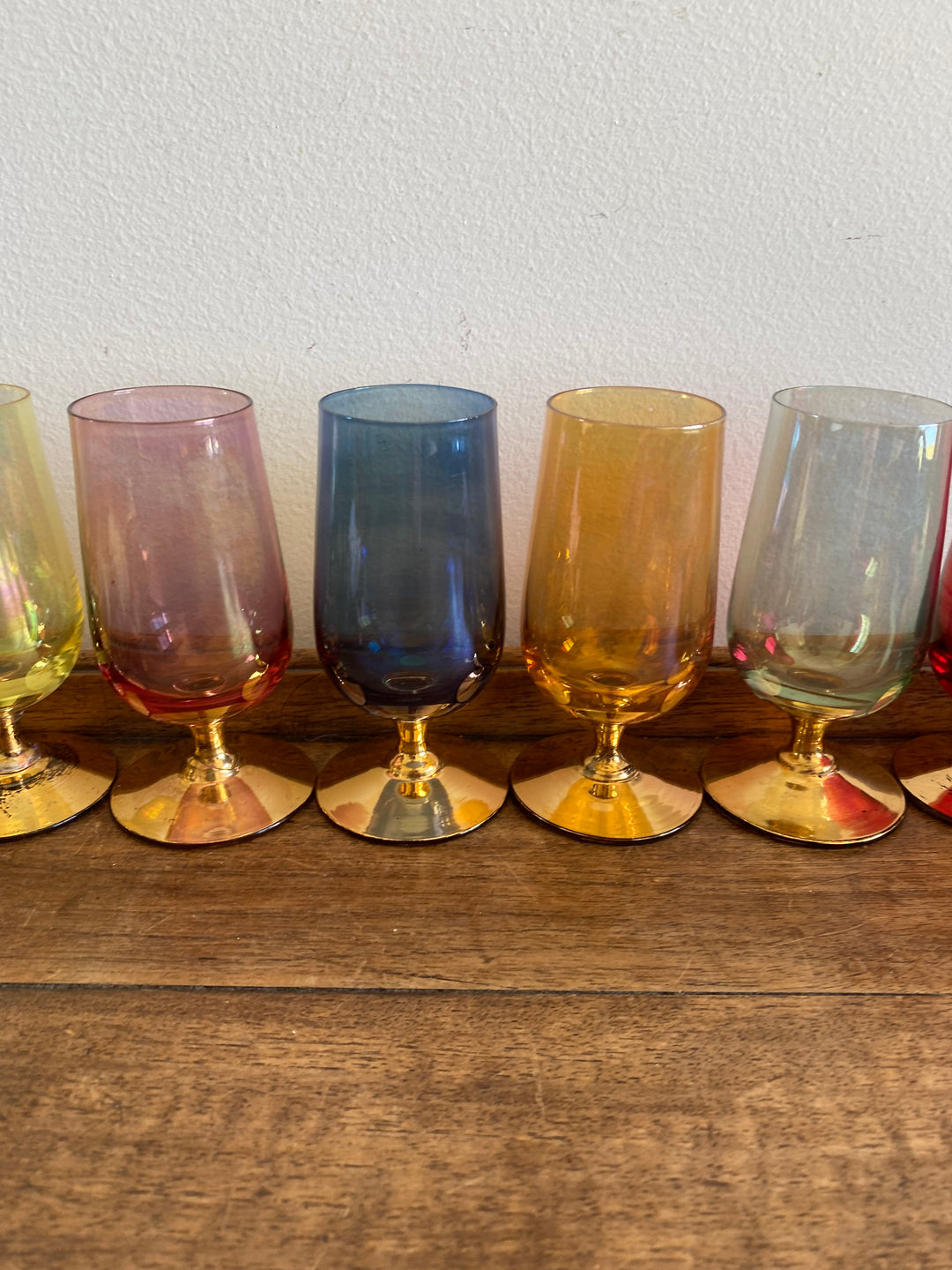 Verres à liqueur colorés pieds dorés