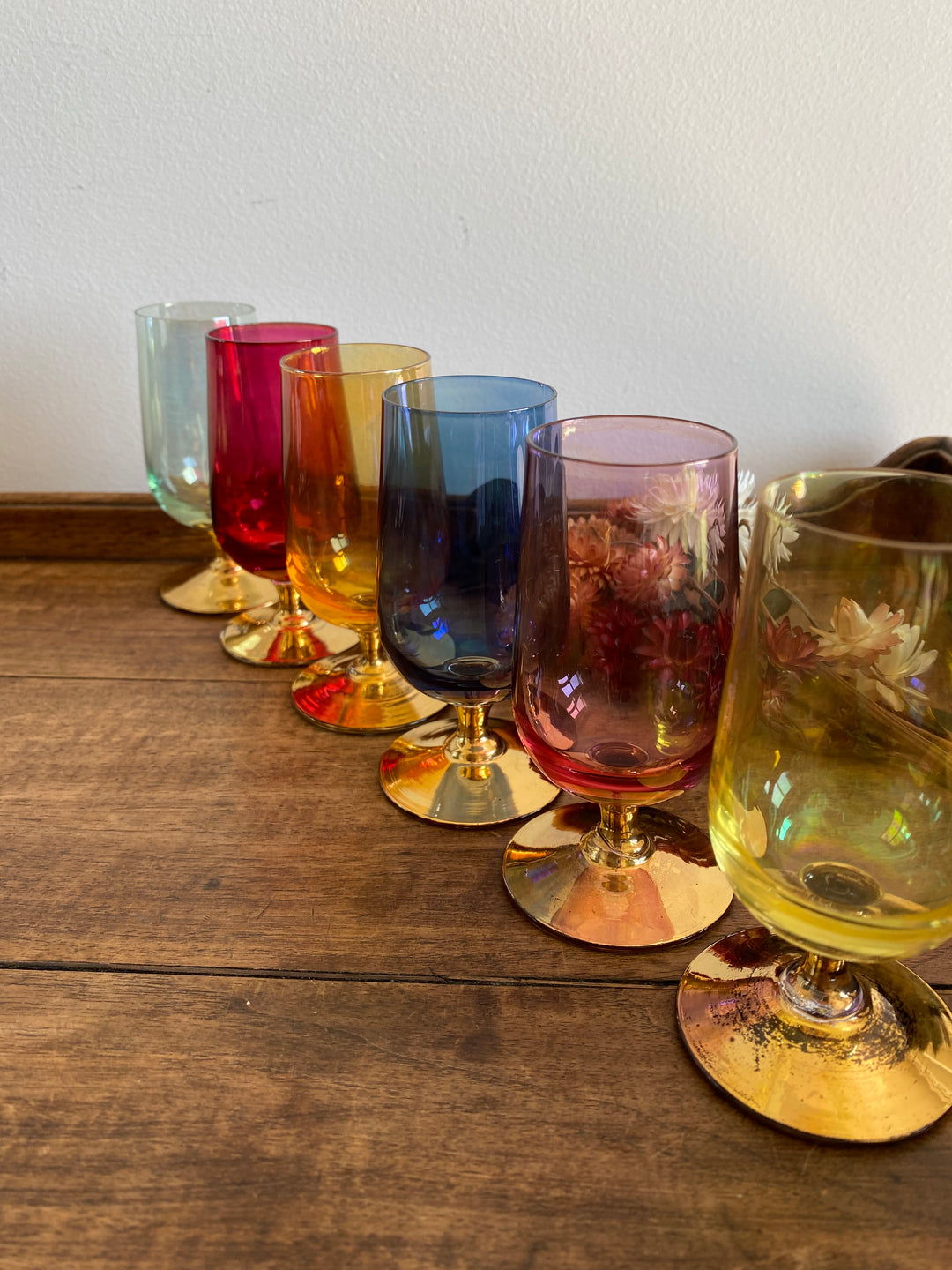 Verres à liqueur colorés pieds dorés