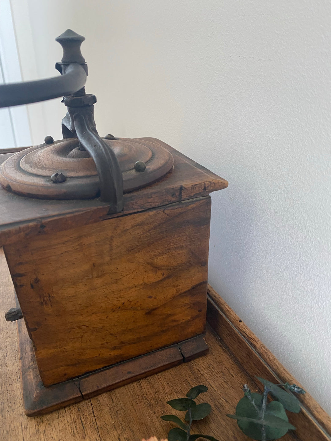 Moulin à café ancien avec calotte en bois plate