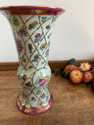 Vase en porcelaine et flacon en opaline blanche