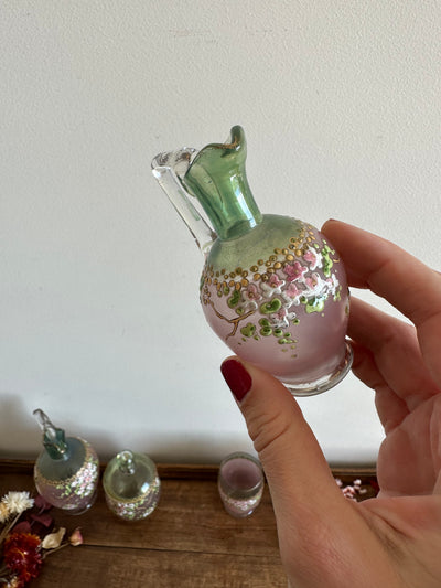 Ensemble en verre rose et vert décoré de petites fleurs peintes à la main verre fumé