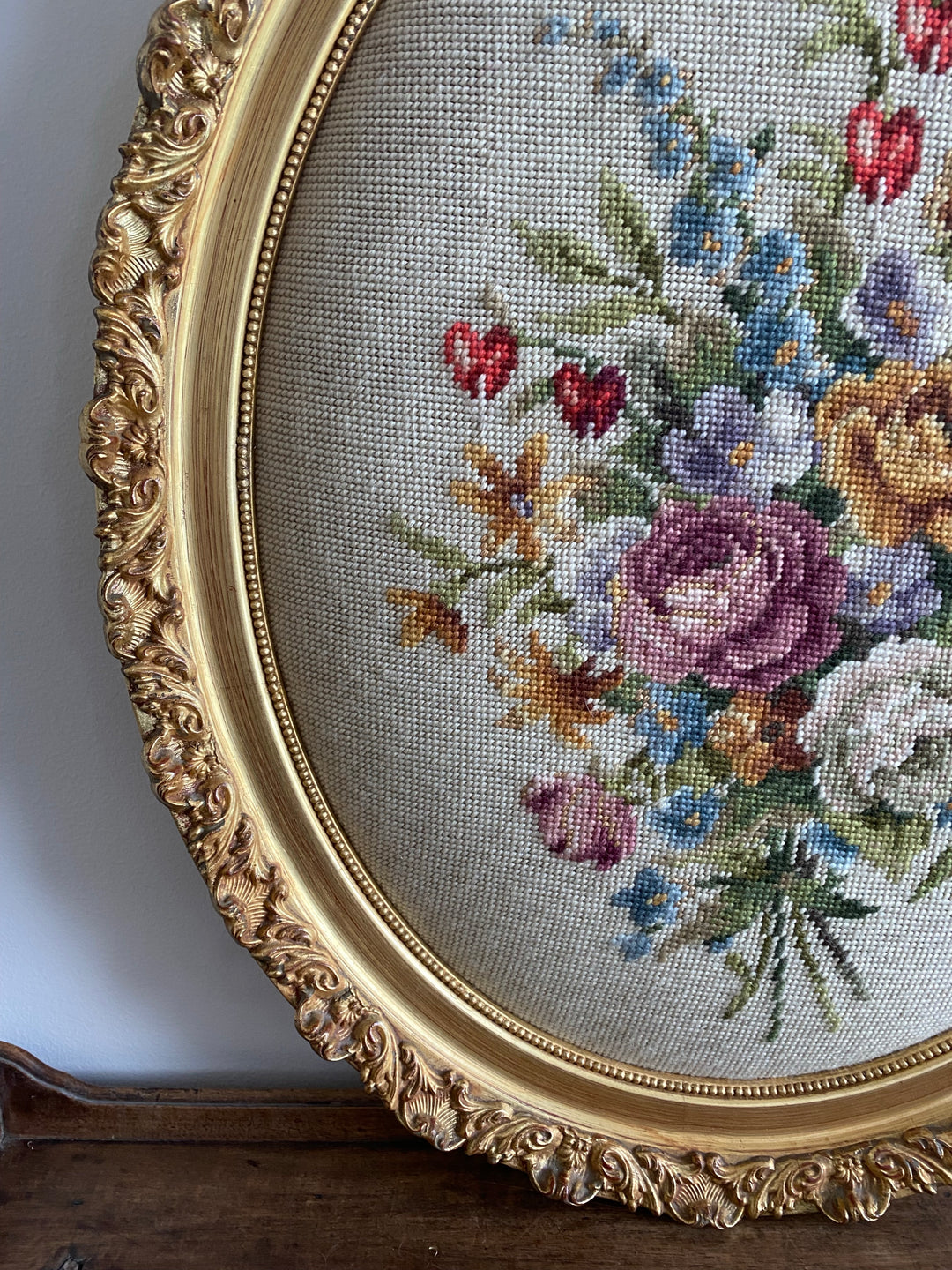 Broderie XL bouquet de fleurs dans cadre à moulures dorées