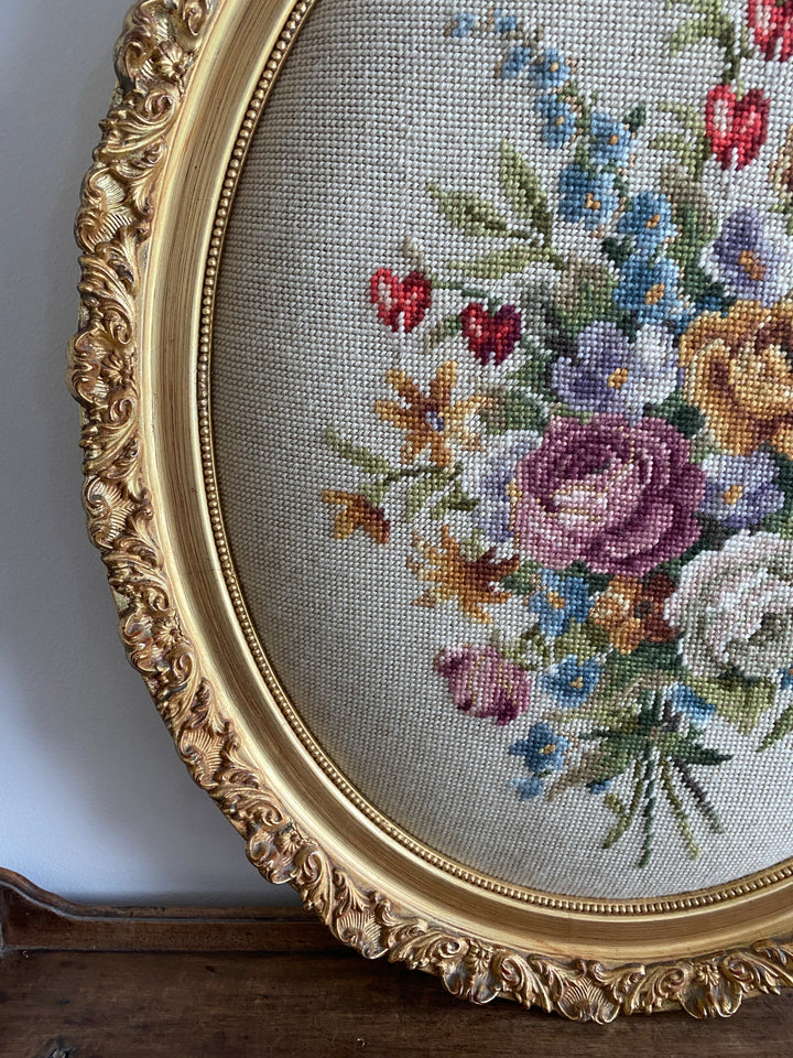 Broderie XL bouquet de fleurs dans cadre à moulures dorées