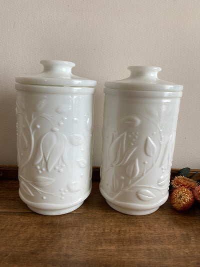 Pots en opaline blanche motifs fleurs en relief