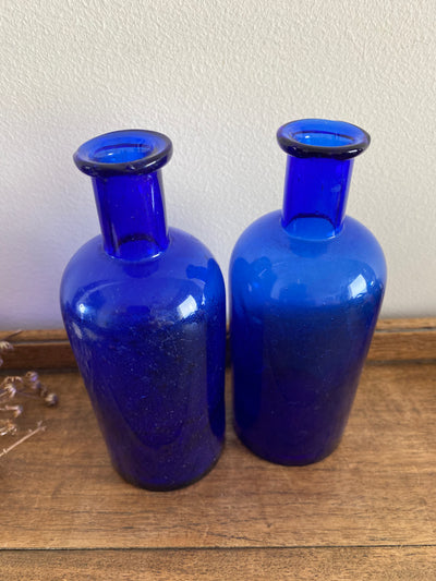 Flacons anciens en verre couleur bleu roi