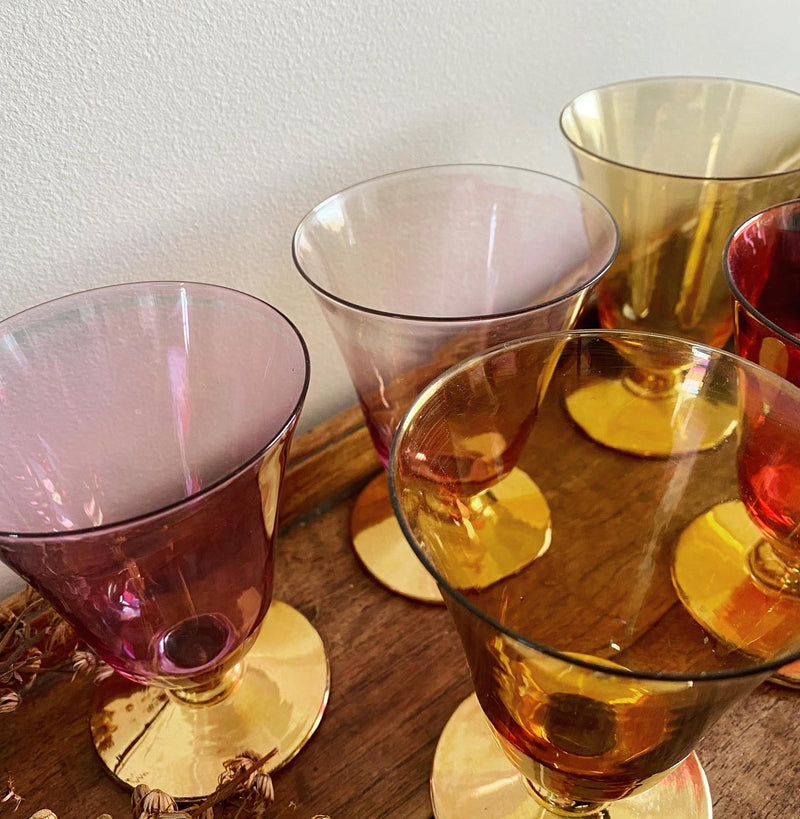 Verres à vin ou à champagne colorés sur pieds dorés