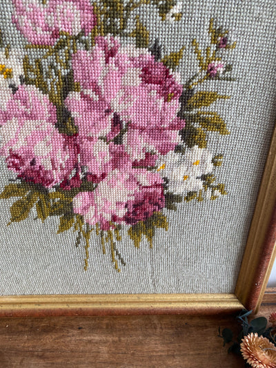 Broderie fleurs encadré doré