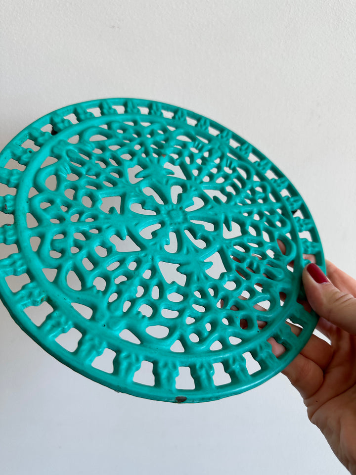 Dessous de plat en fonte peint en vert turquoise