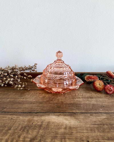 Cloche à beurre vintage en verre moulé rose