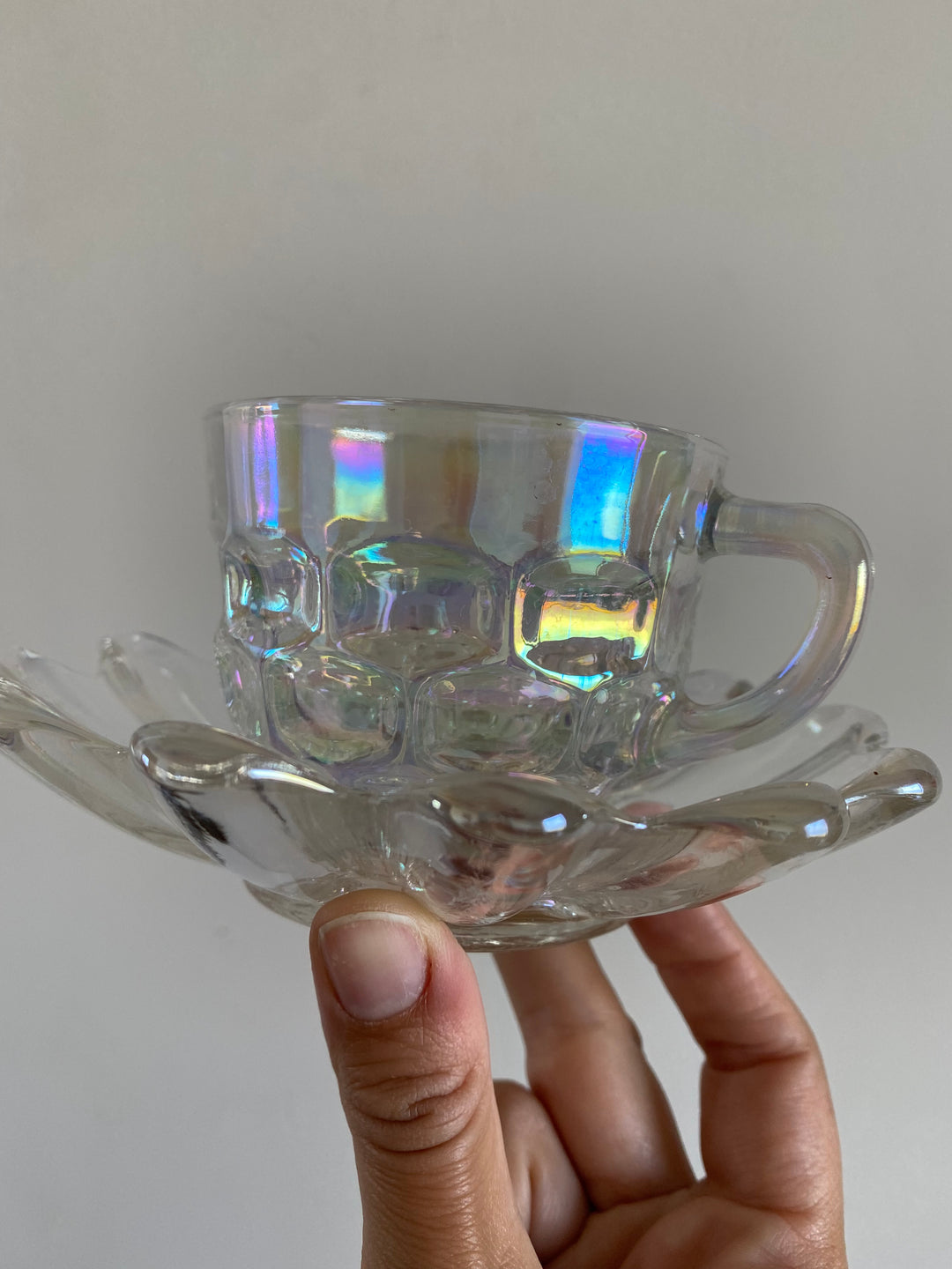 Tasses et soucoupes en verre irisé