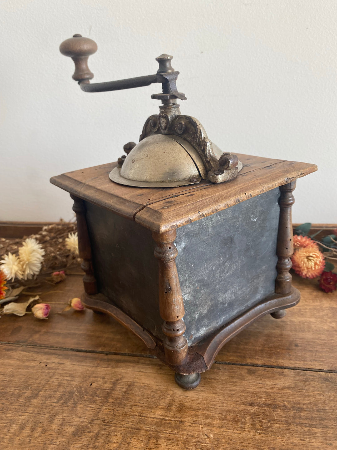 Moulin à café en bois travaillé et métal laqué