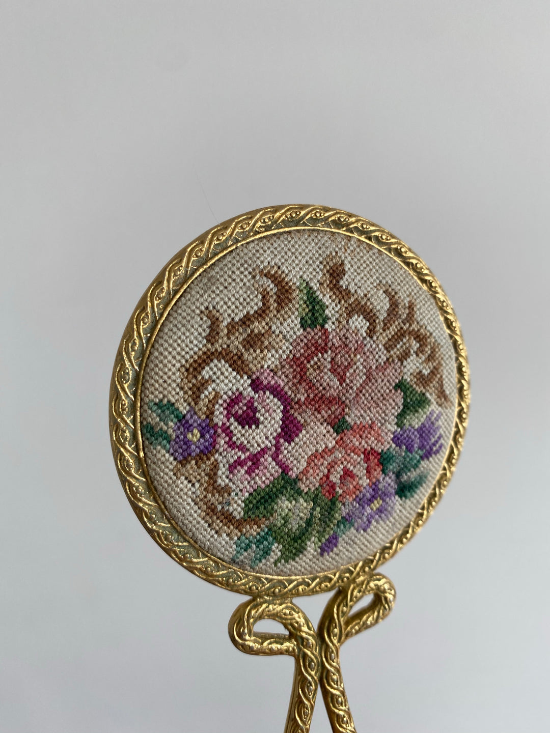 Miroir à main des années 50, armature dorée avec sa broderie florale