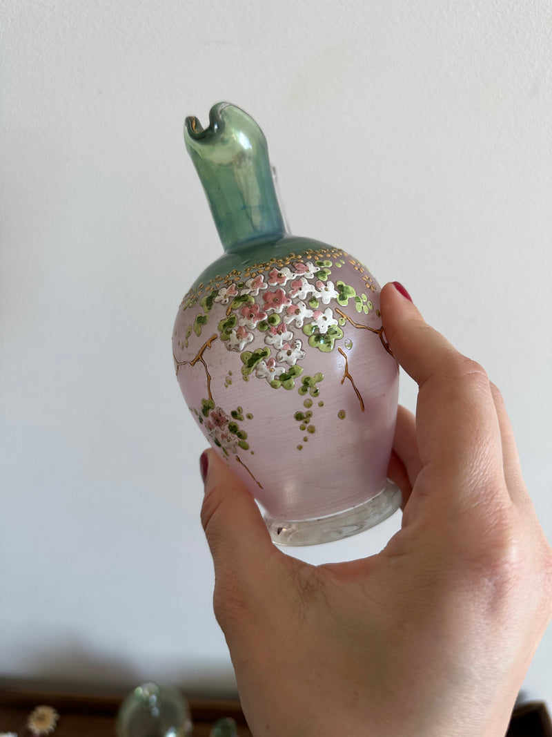 Ensemble en verre rose et vert décoré de petites fleurs peintes à la main verre fumé