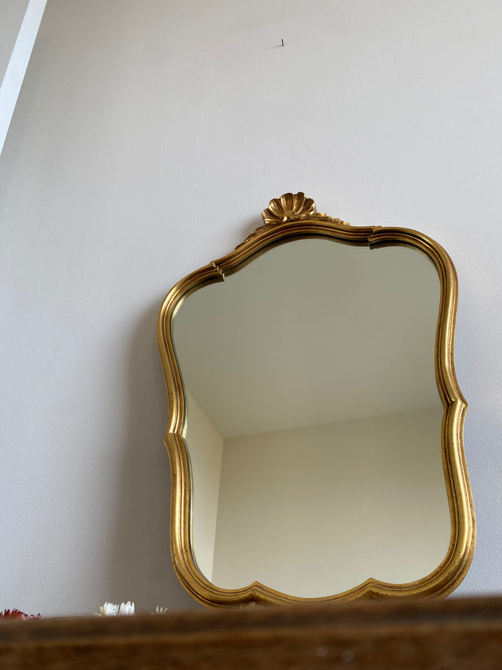 Miroir en bois doré fronton coquillage