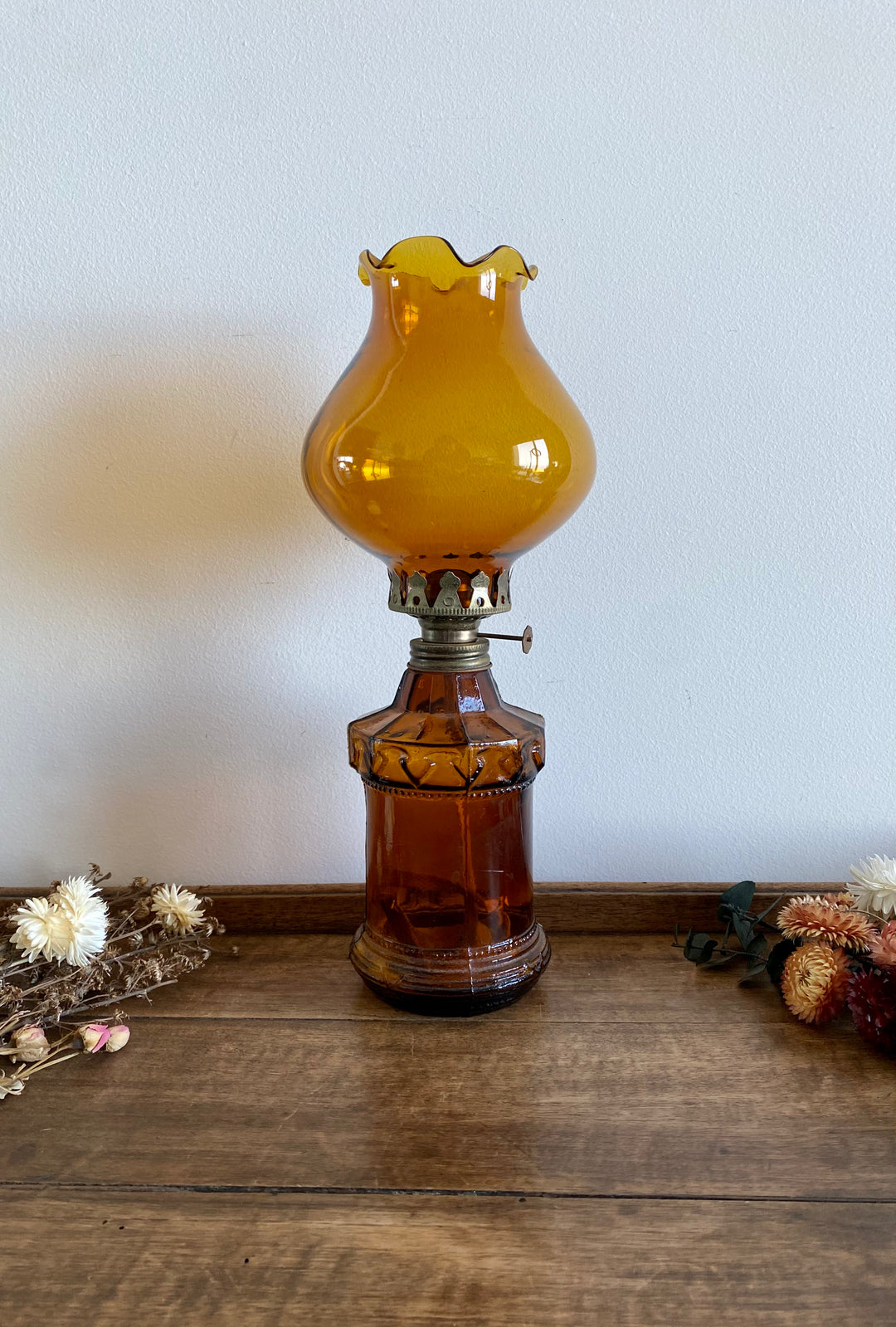 Lampe à pétrole en verre marron fumé