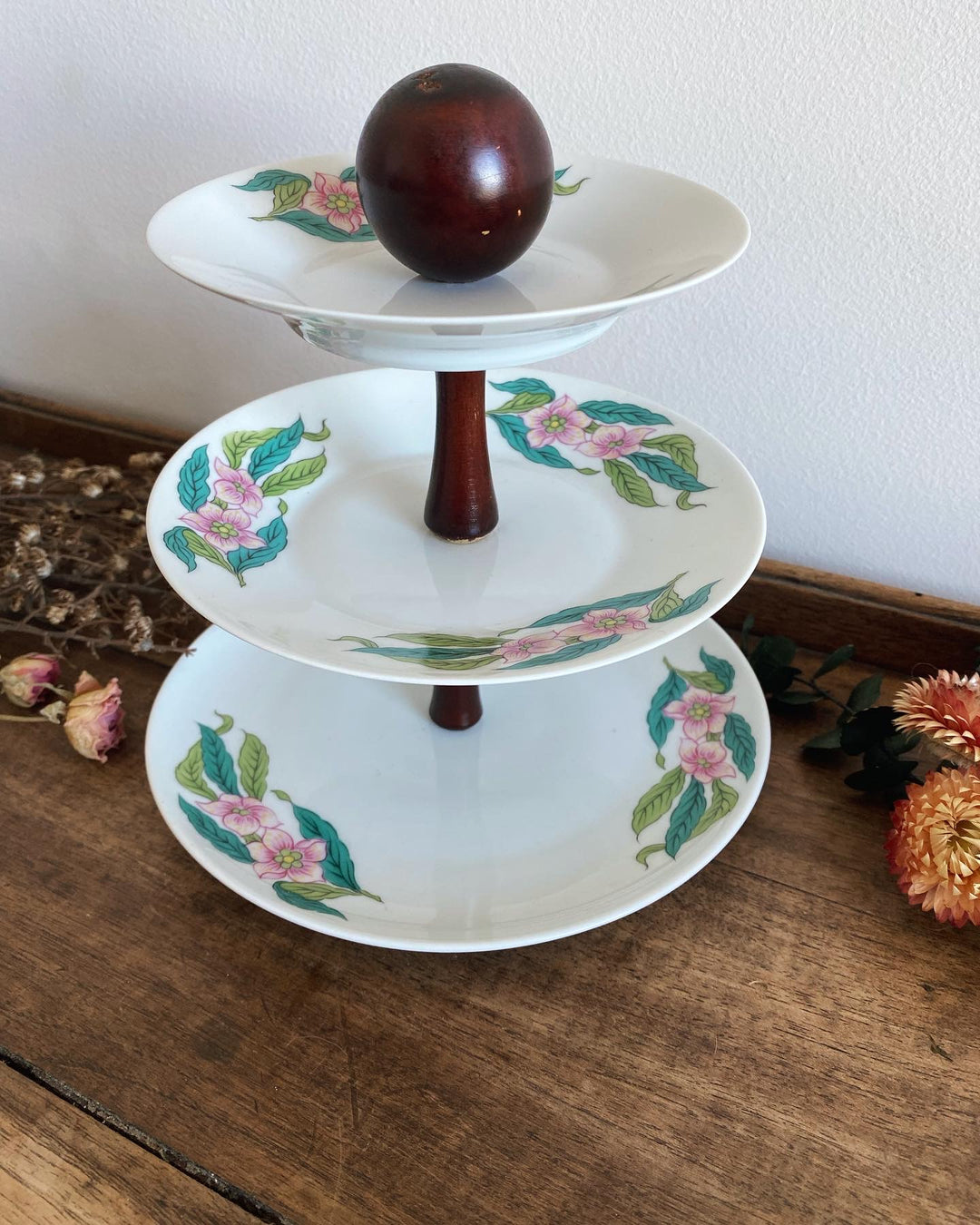 Présentoir composé de trois assiettes en porcelaine de Limoges