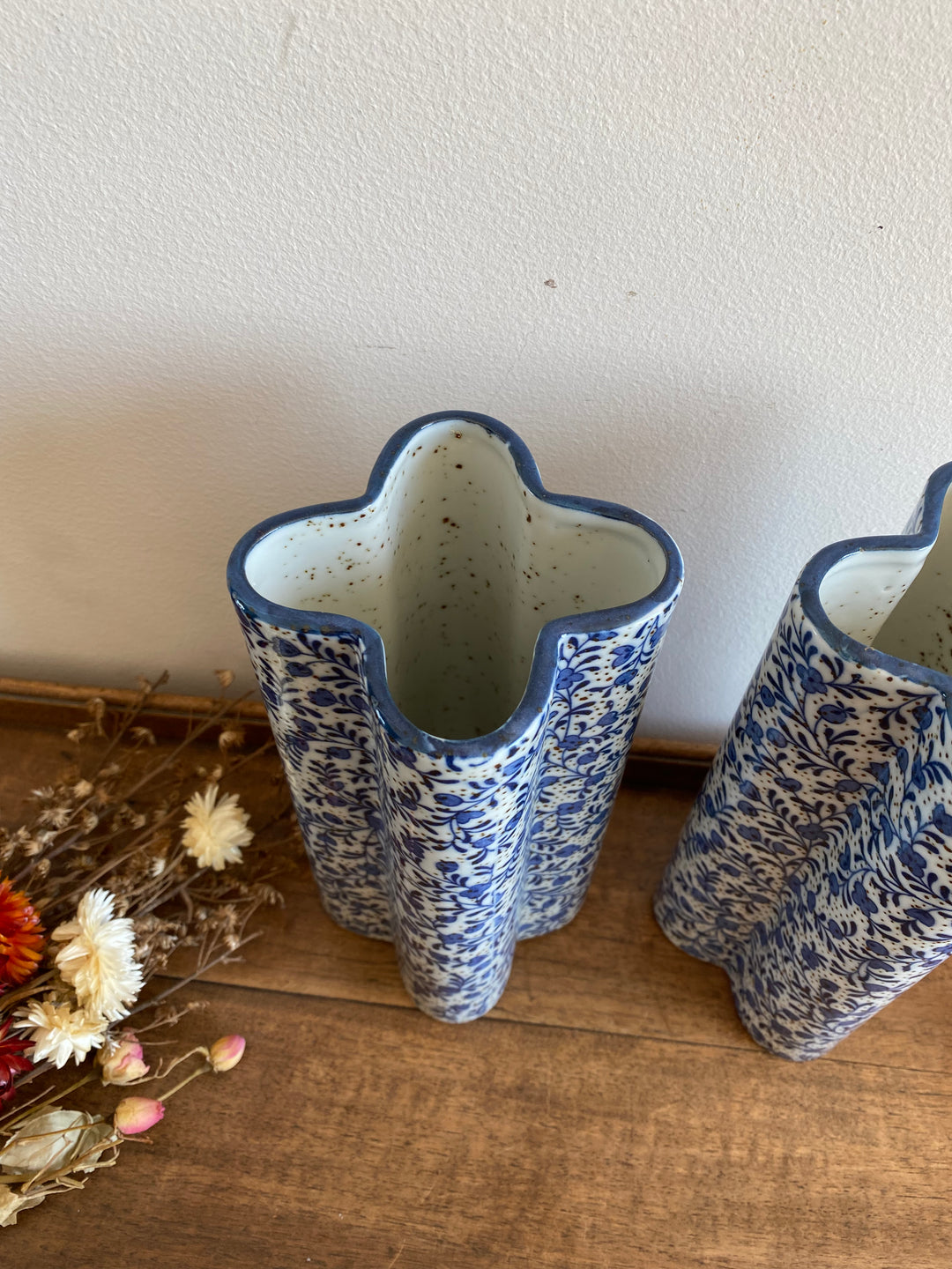 Vases en porcelaine fleuris bleus