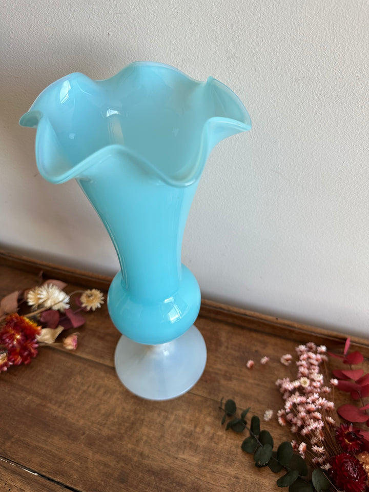 Vase en opaline bleu sur pied blanc