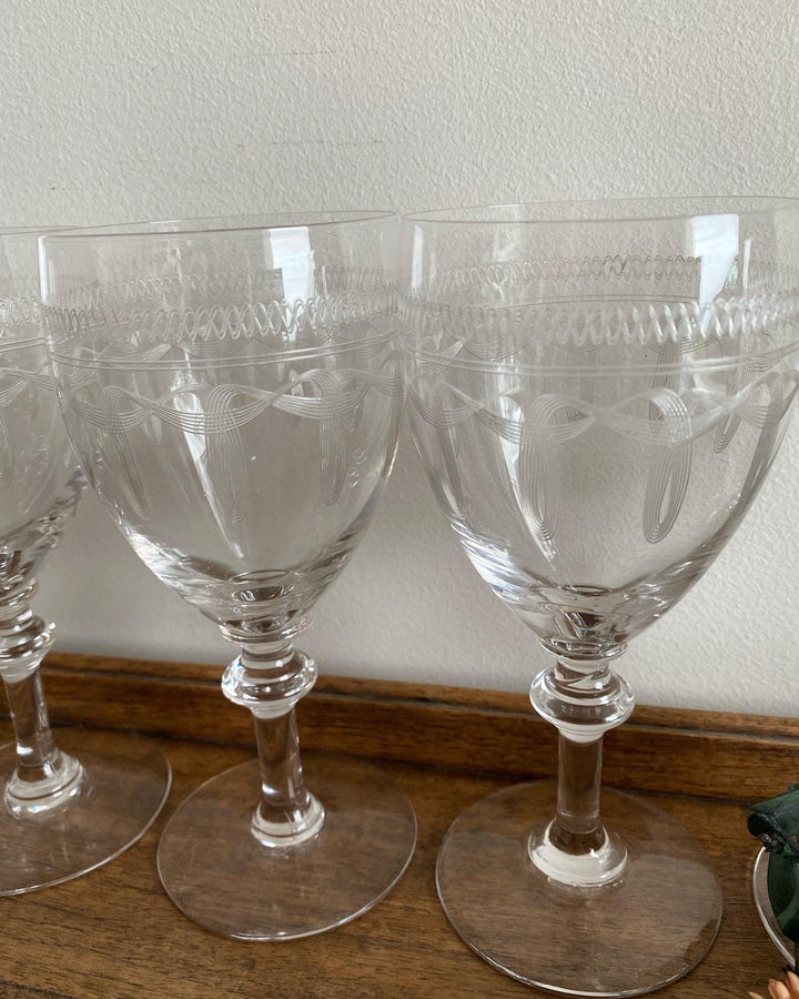 Verres à vin en cristal avec frises décoratives gravées