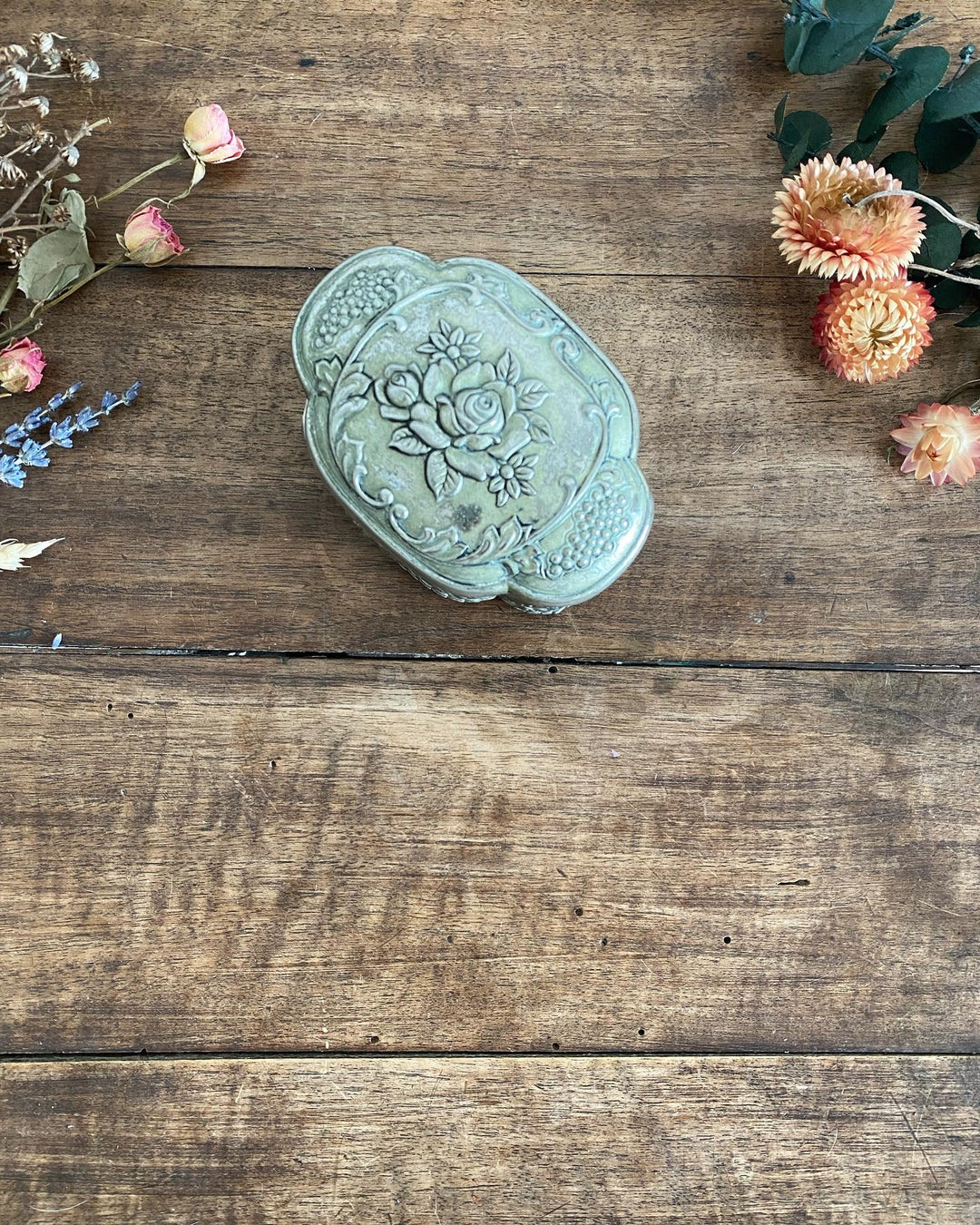 Boîte ancienne en métal argenté avec roses et feuillages gravés