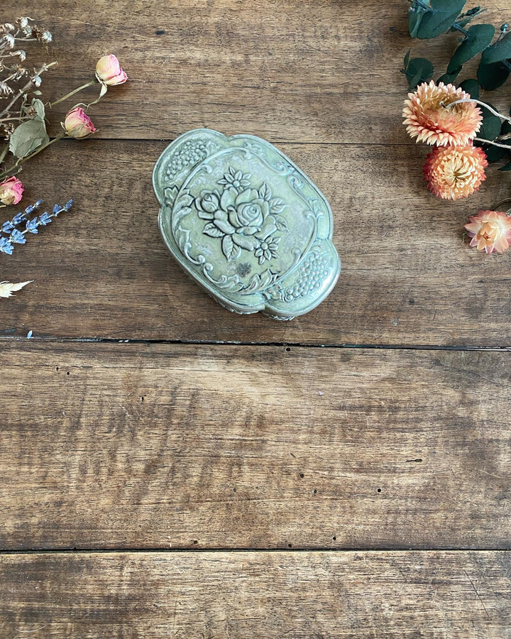 Boîte ancienne en métal argenté avec roses et feuillages gravés