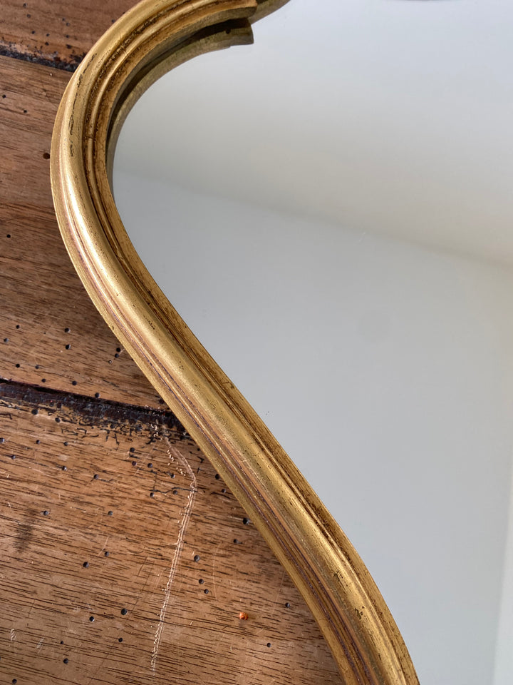 Miroir en bois doré fronton coquillage