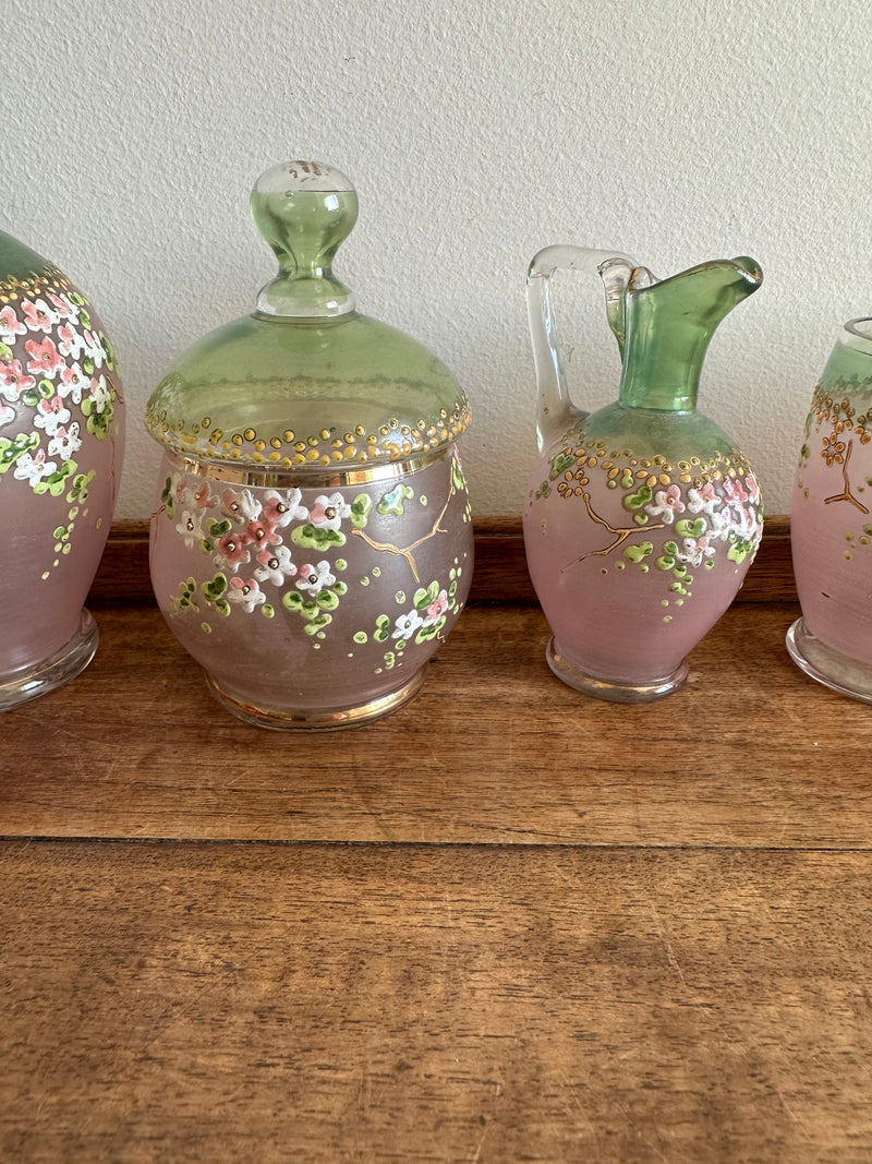 Ensemble en verre rose et vert décoré de petites fleurs peintes à la main verre fumé