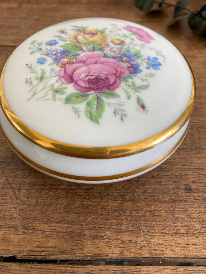 Bonbonnière en porcelaine blanche couvercle fleuri